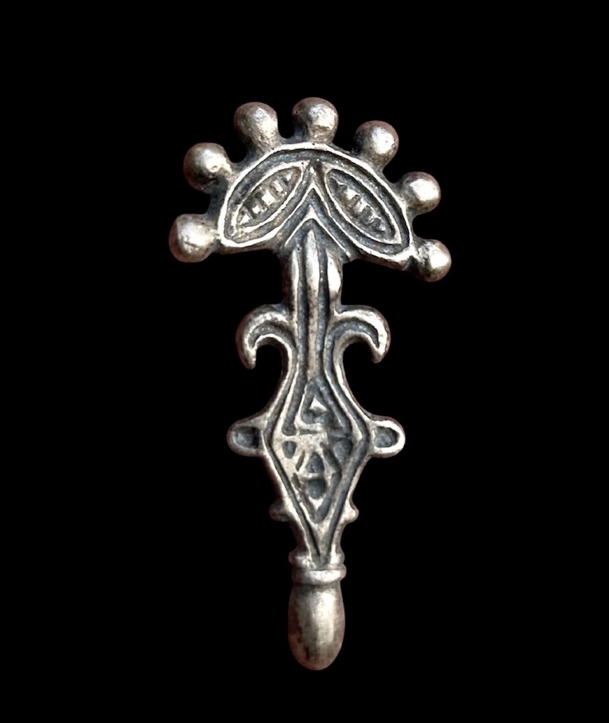Fibule Franque ou Anglo-Saxonne à Motif de Visage Dissimulé, VIe Siècle