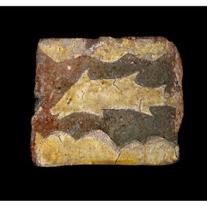 Carreau de Pavement du XIIIe-XIVe Siècle Représentant un Poisson – un Esturgeon ?
