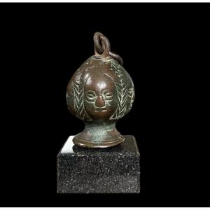 Un Pommeau d'épée Du XVe Siècle à 4 Visages De Femmes