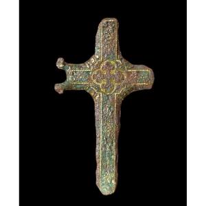 Une Petite Croix Médiévale Du XIIIe Au XVe Siècle