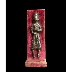 Figurine en Cuivre Repoussé et Doré Tenant une Coupe, Iran - XIIe Siècle