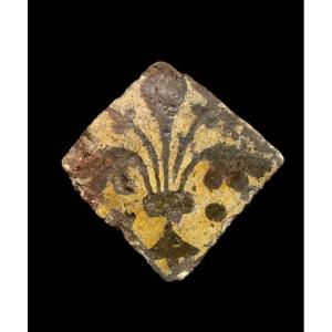 Un Carreau de Pavement Jaune Vif, ‘Fleur-de-Lis’, 14e Siècle