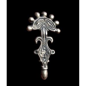 Fibule Franque ou Anglo-Saxonne à Motif de Visage Dissimulé, VIe Siècle