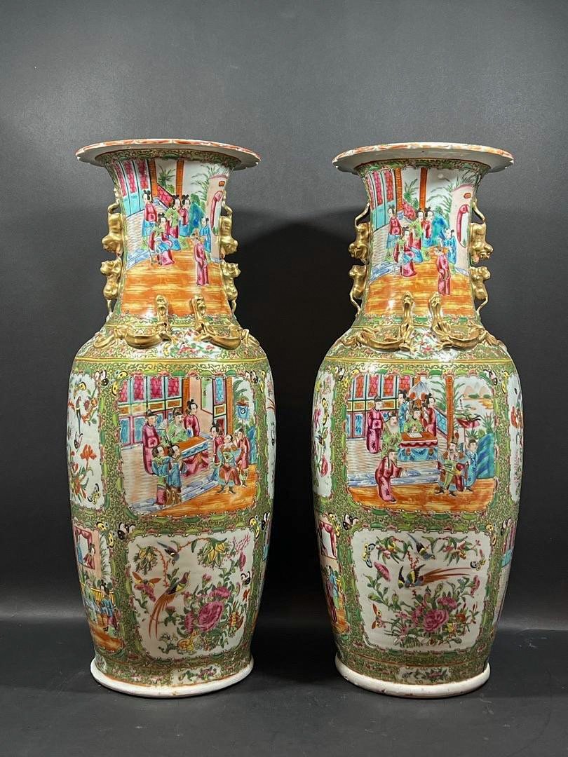 Paire De Grand Vases En Porcelaine Polychrome, Canton Période Guangxu 1875-1908 Rose Medaillon