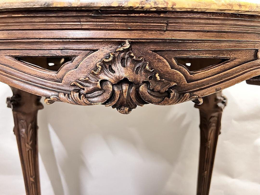 Elégante Table violonée Napoléon III , noyer sculpté, pieds courbés, marbre beige Rome Impérial-photo-1