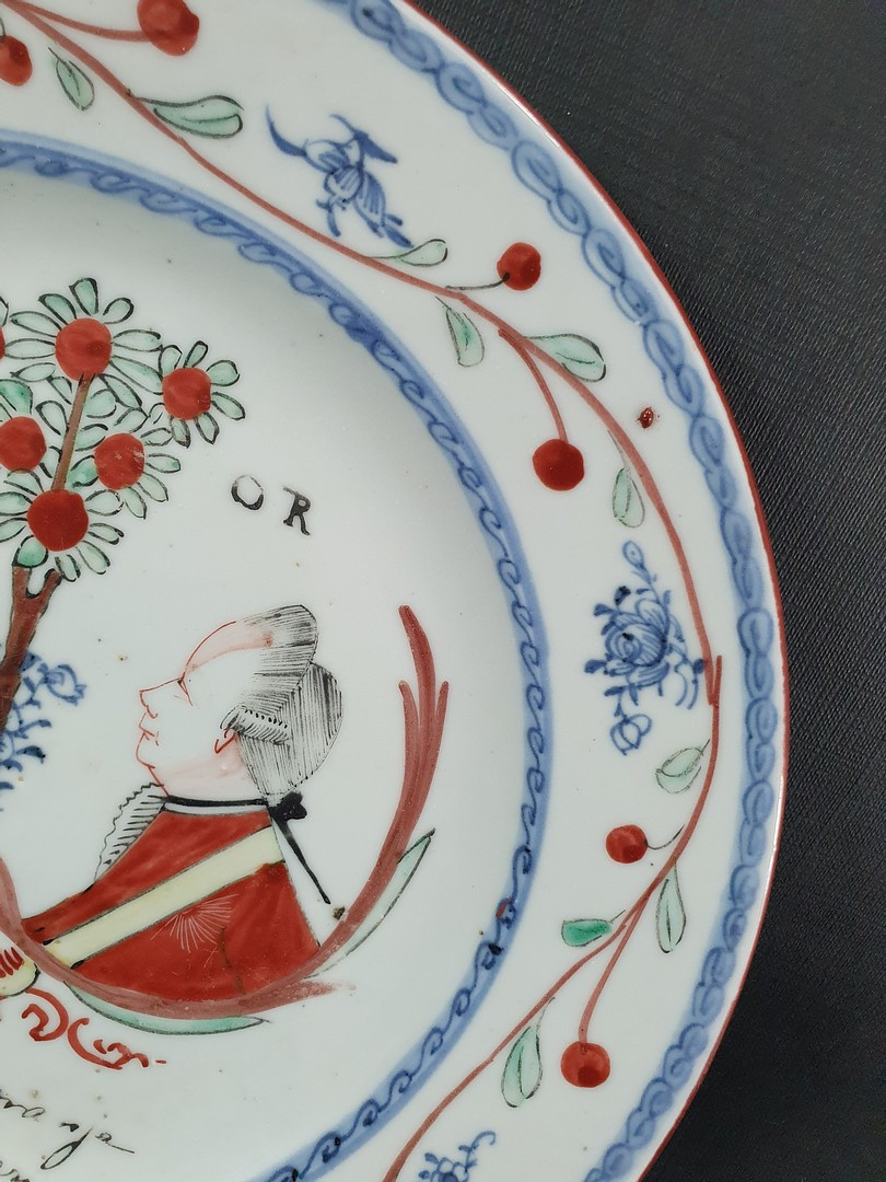 Rare assiette en porcelaine chinoise de la Compagnie des Indes orientales du XVIIIe, Qianlong-photo-4