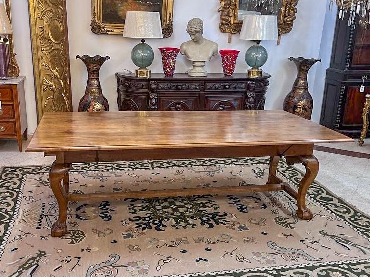 Grande table portugaise de la fin du XIXe siècle  Style Dom João V(1689-1735) Châtaignier blond