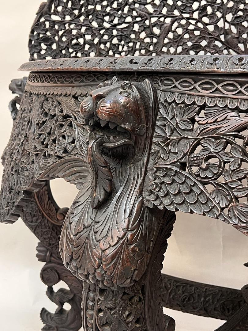 Crédence anglo-indienne en teck, richement sculptée et ajourée, Inde, XIXe siècle.-photo-3
