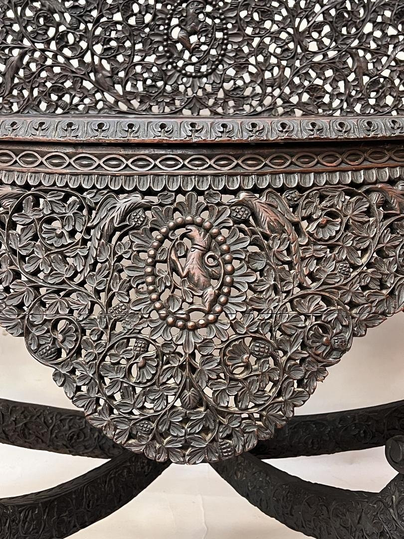 Crédence anglo-indienne en teck, richement sculptée et ajourée, Inde, XIXe siècle.-photo-4
