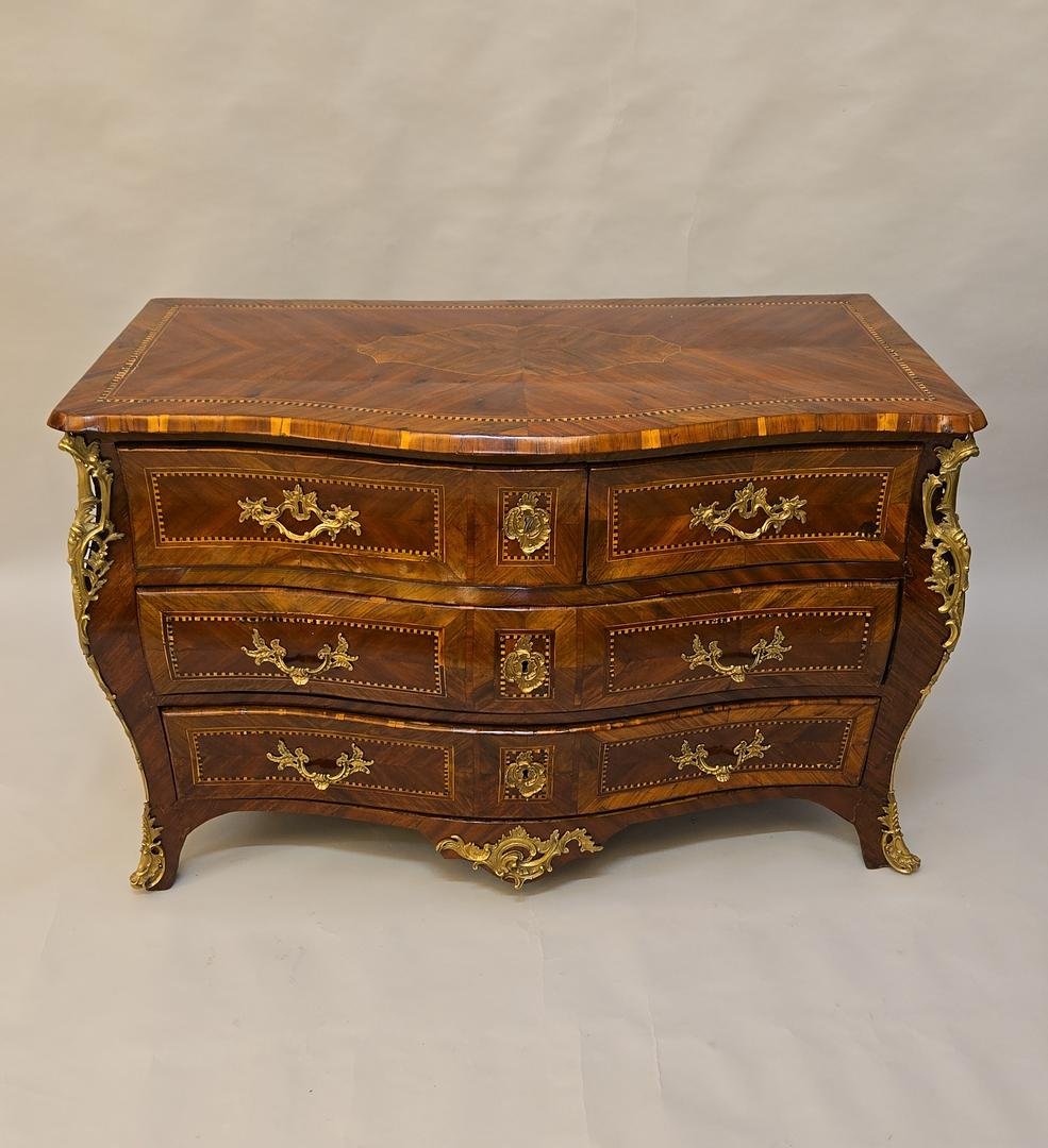 Commode Tombeau  d'Époque Louis XV en Marqueterie de  Palissandre – France, XVIIIe Siècle