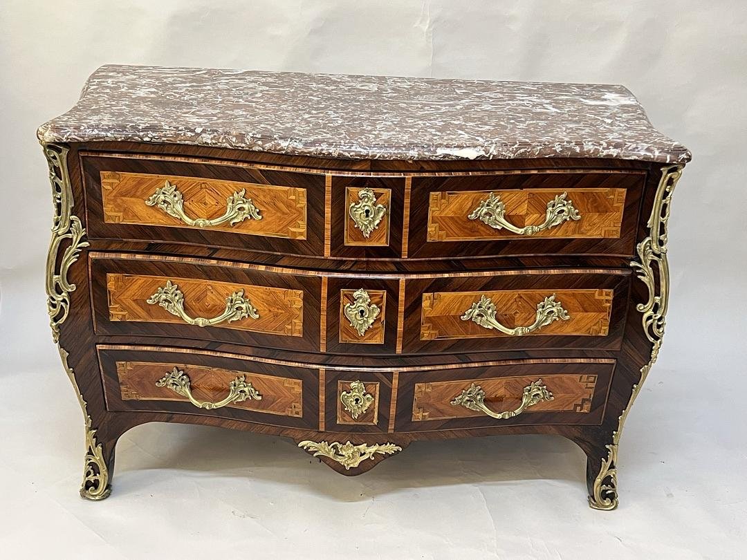 Commode Tombeau d'Époque Louis XV   en Placage de Palissandre et Bois de Rose – XVIIIe Siècle