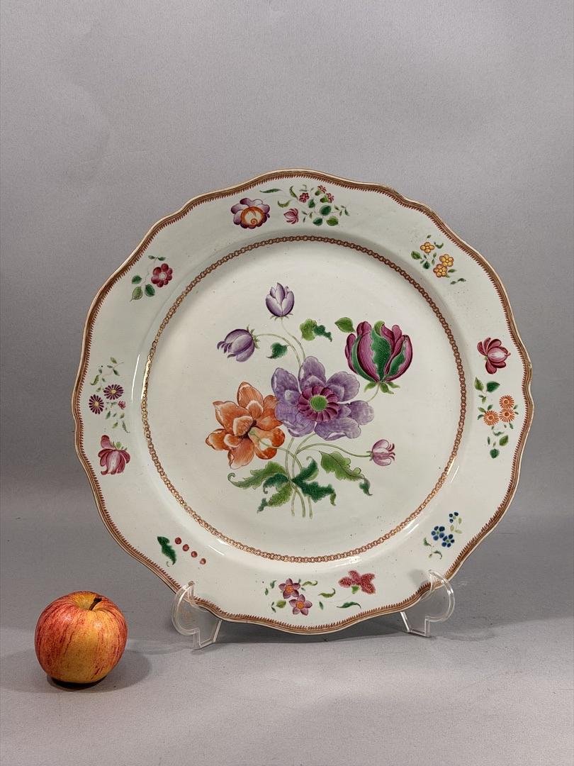 Grand plat en porcelaine de Chine d’exportation, époque Qianlong, famille rose, XVIIIe siècle-photo-2