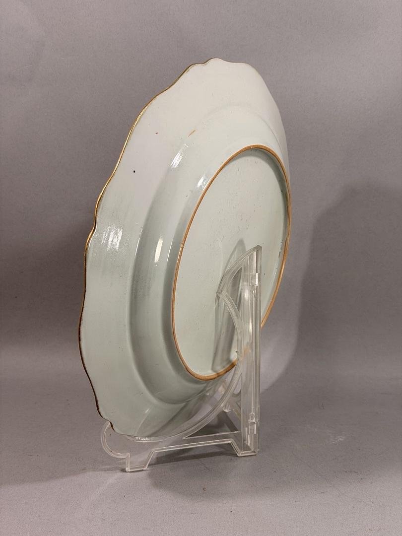 Grand plat en porcelaine de Chine d’exportation, époque Qianlong, famille rose, XVIIIe siècle-photo-3