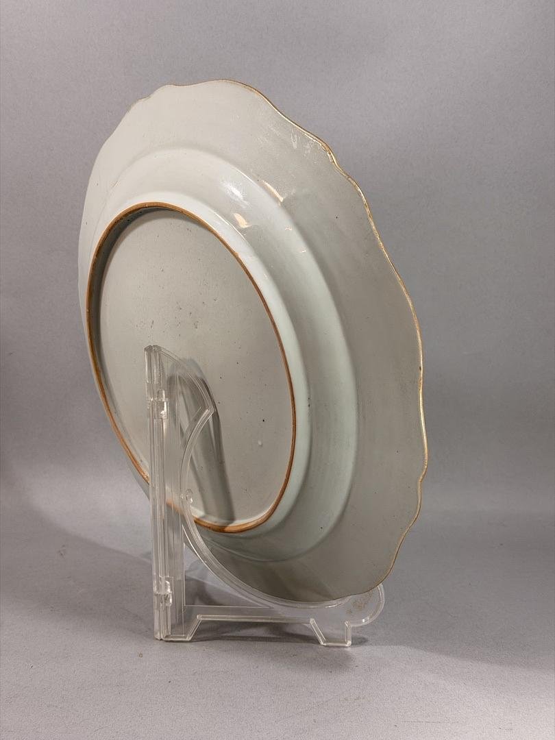 Grand plat en porcelaine de Chine d’exportation, époque Qianlong, famille rose, XVIIIe siècle-photo-4