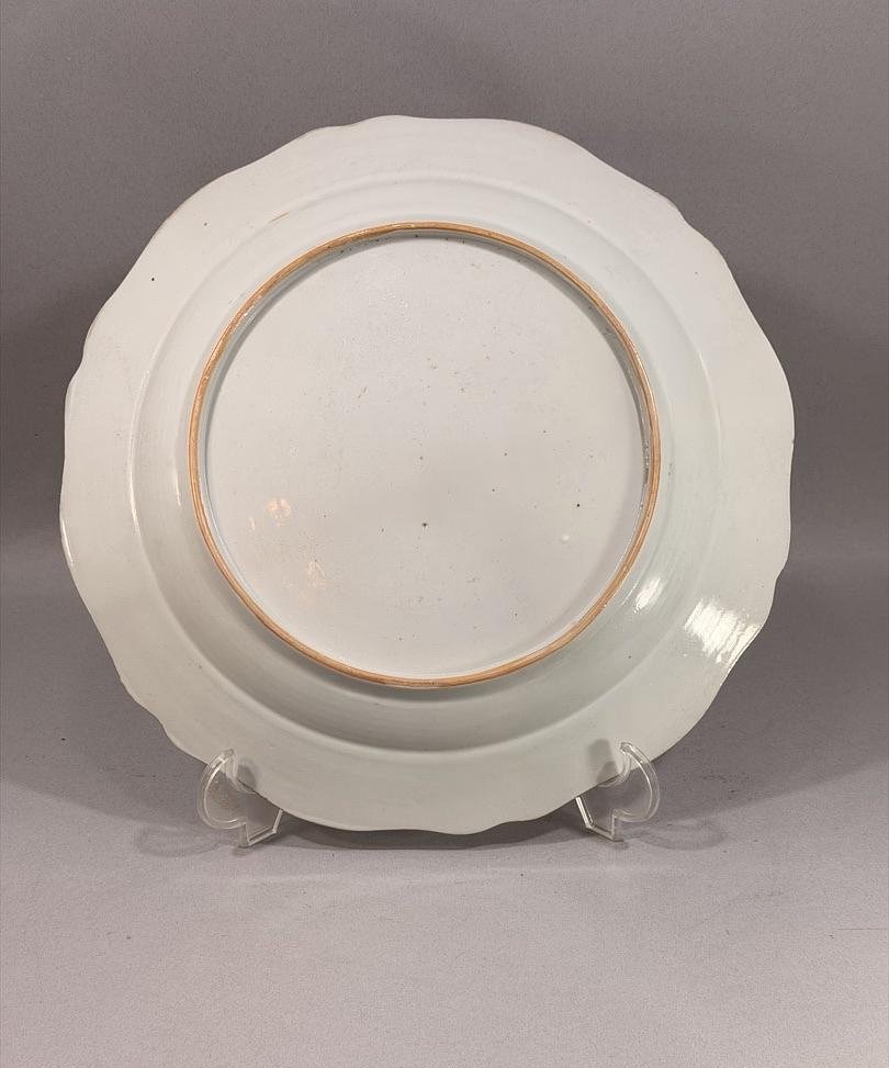 Grand plat en porcelaine de Chine d’exportation, époque Qianlong, famille rose, XVIIIe siècle-photo-1