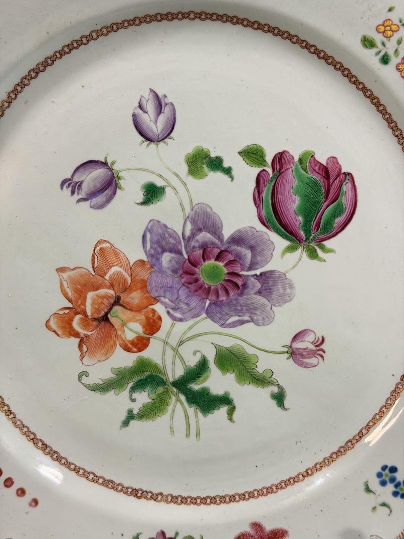 Grand plat en porcelaine de Chine d’exportation, époque Qianlong, famille rose, XVIIIe siècle-photo-4