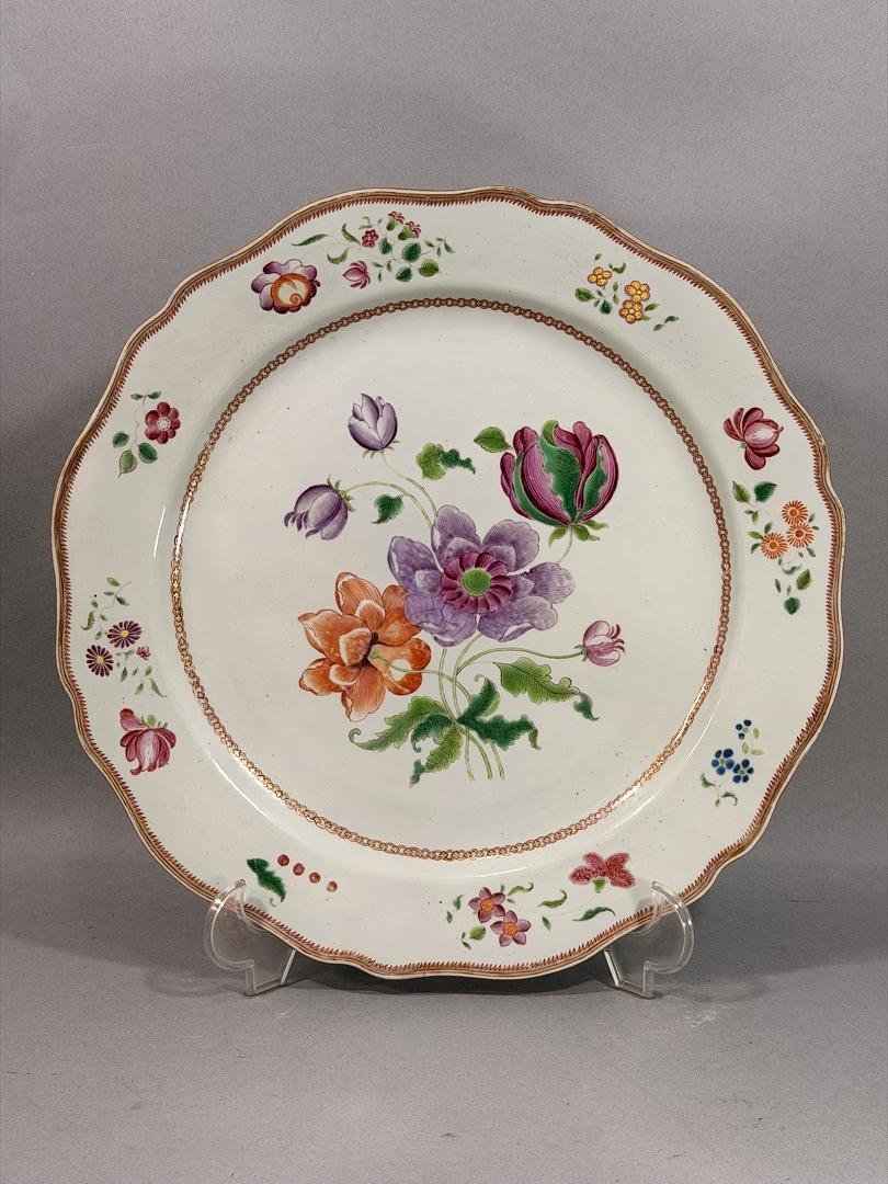Grand plat en porcelaine de Chine d’exportation, époque Qianlong, famille rose, XVIIIe siècle