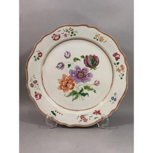 Grand plat en porcelaine de Chine d’exportation, époque Qianlong, famille rose, XVIIIe siècle