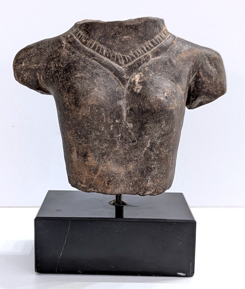 Buste D’uma En Grès Gris – Art Khmer – XIe Siècle - Archéologie