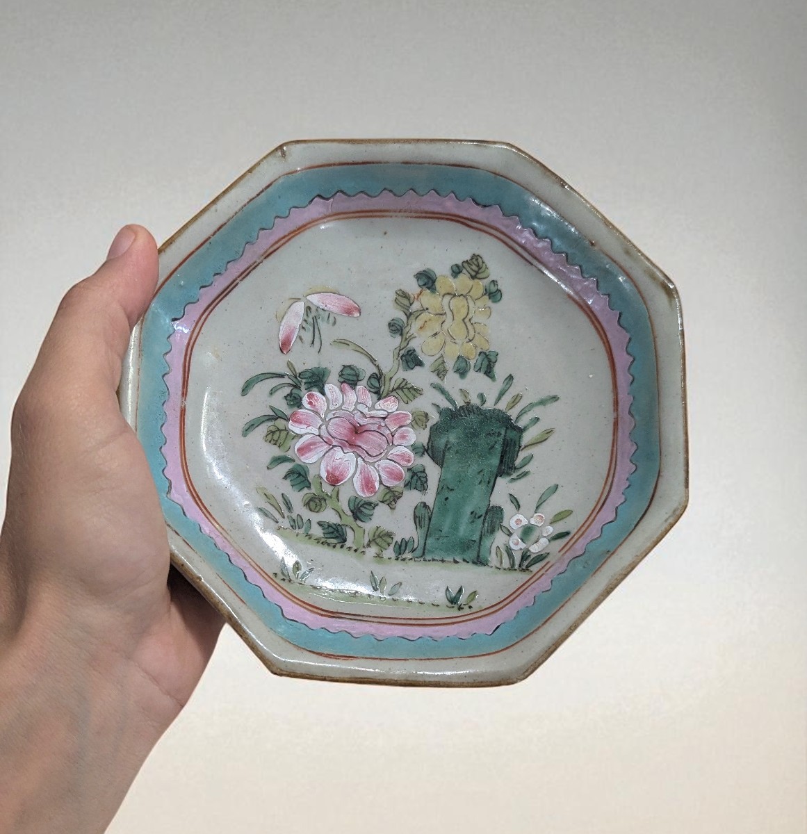Small Octagonal Plate On Pedestal – China, Qing Dynasty, Late 18th – Early 19th Century