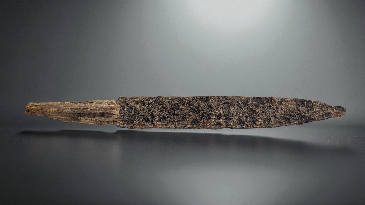 Scramasaxe mérovingien en fer et bois – Ancienne collection Auguste Nicaise (1828-1900)-photo-1