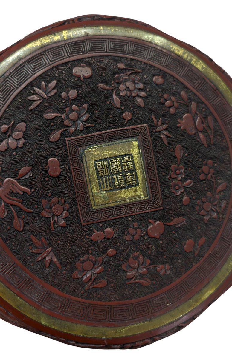 Assiette chinoise en laque cinabre sculptée - Marque Xuande - Époque Qing-photo-1