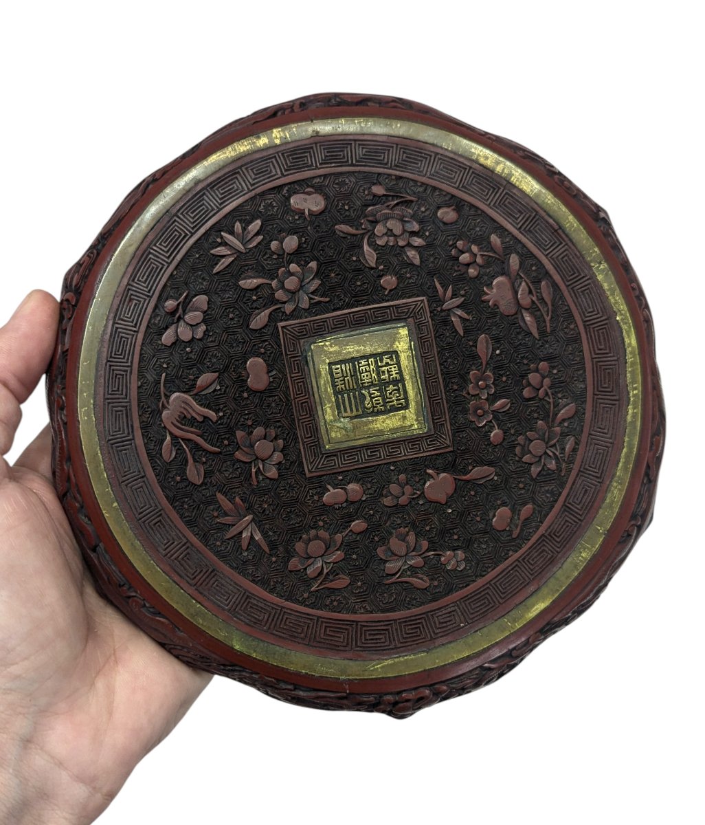 Assiette chinoise en laque cinabre sculptée - Marque Xuande - Époque Qing-photo-4