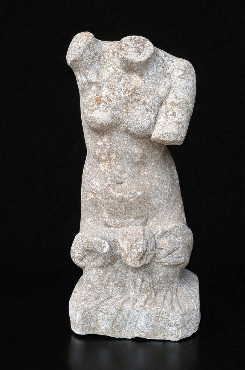 Grande Sculpture en pierre - Geneviève Pagano-Torse féminin drapé - Chef-d'œuvre des Beaux-Arts