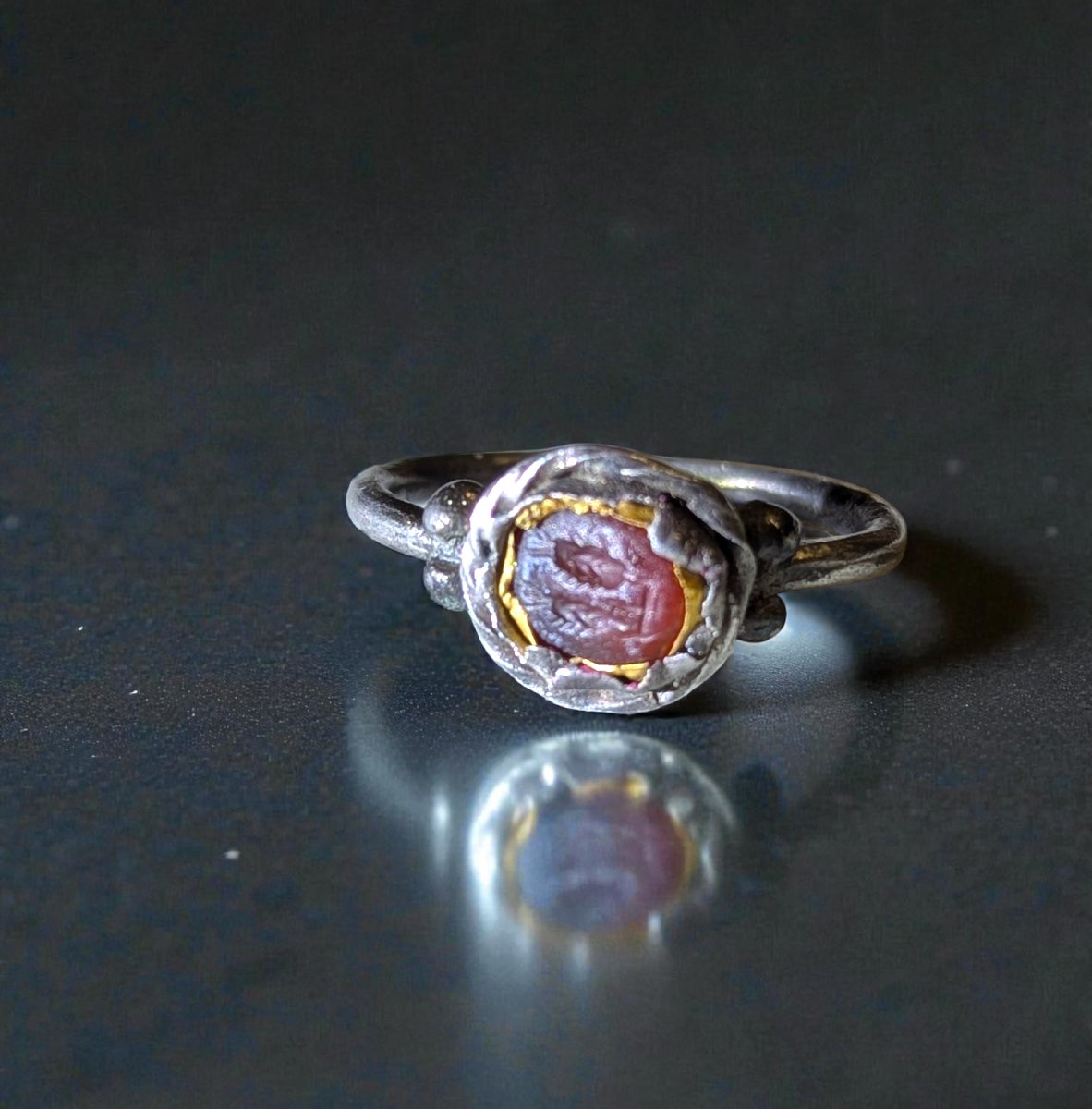 Bague en argent et or avec intaille en cornaline - Époque romaine – IIIe siècle de notre ère-photo-2