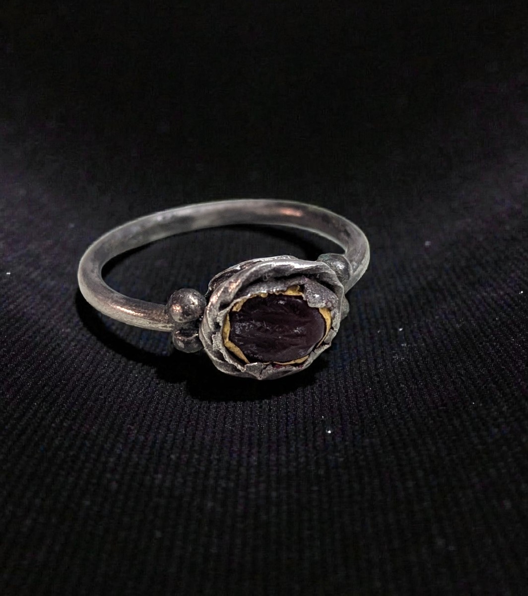 Bague en argent et or avec intaille en cornaline - Époque romaine – IIIe siècle de notre ère