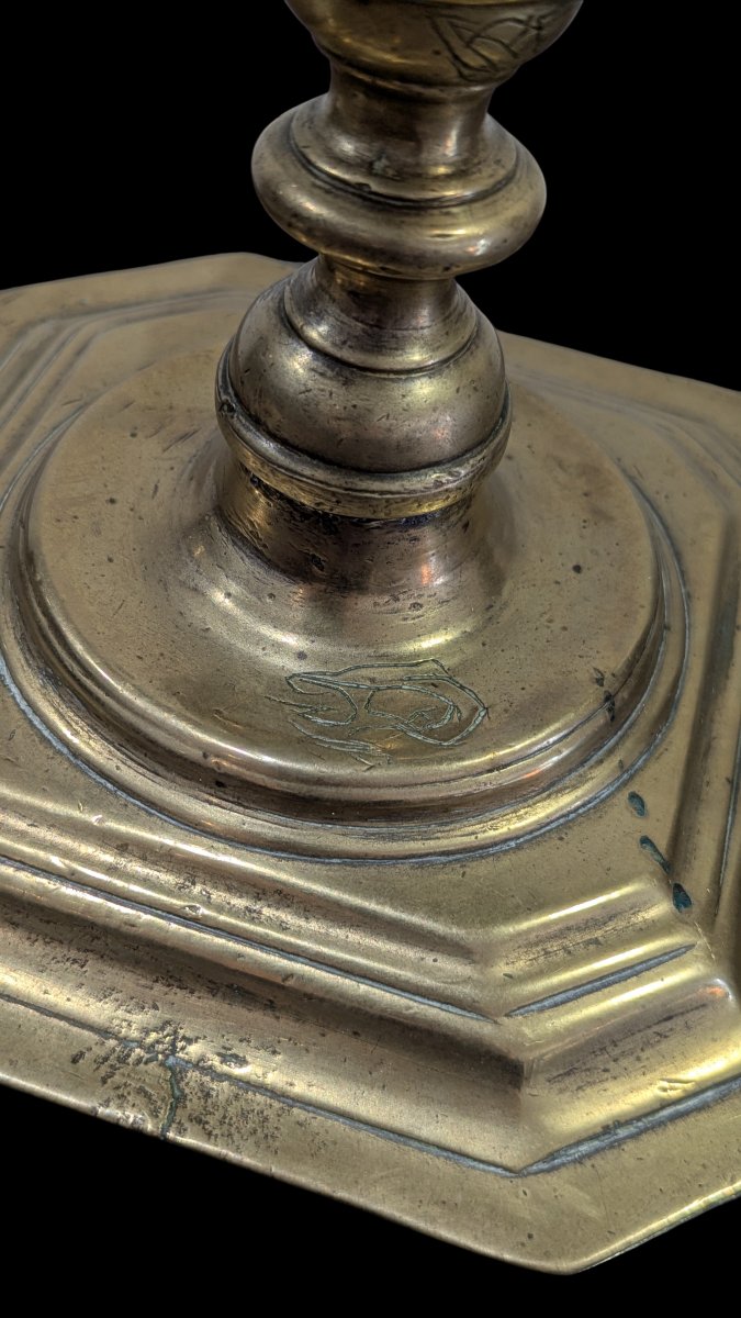 Bougeoir flamand en laiton à base carrée – Schijfkandelaar – XVIIe siècle-photo-3