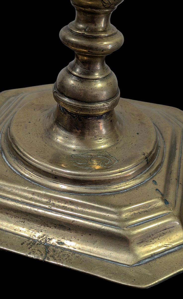 Bougeoir flamand en laiton à base carrée – Schijfkandelaar – XVIIe siècle-photo-4