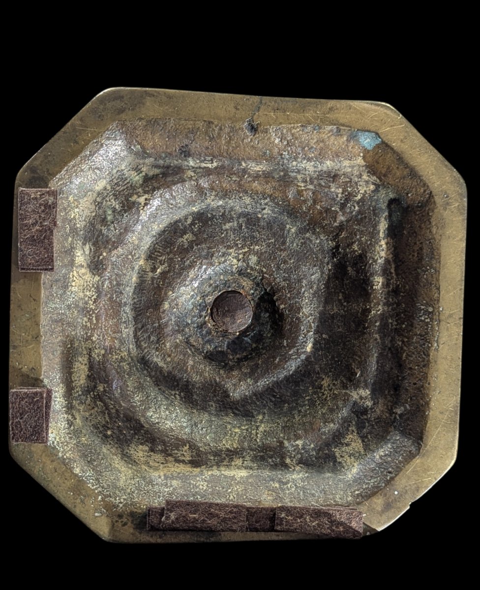 Bougeoir flamand en laiton à base carrée – Schijfkandelaar – XVIIe siècle-photo-2