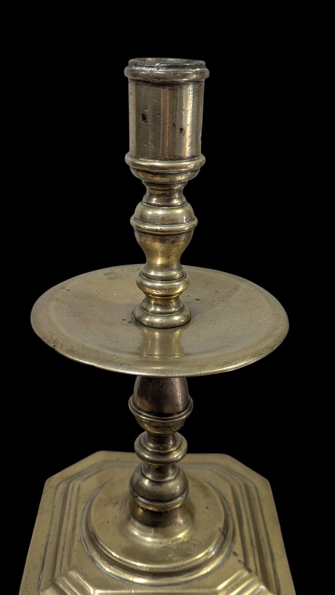 Bougeoir flamand en laiton à base carrée – Schijfkandelaar – XVIIe siècle-photo-5