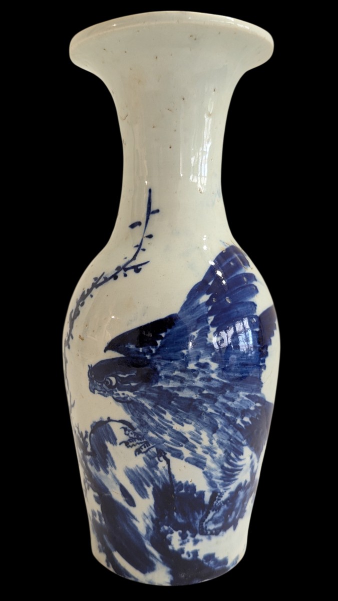 Vase en porcelaine bleu et blanc - Décor à l’aigle - Chine du Sud - Fin XIXe