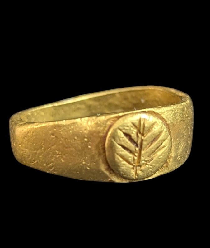 Bague romaine en or à décor de palme gravée