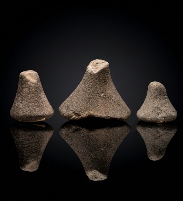 Îles Marquises - Polynésie - Trois pilons « Kea Tuki » en basalte volcanique - XIXe siècle