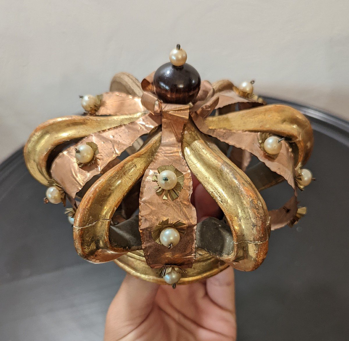 Statue Crown In Copper Wood And Pearls-photo-5