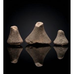 Îles Marquises - Polynésie - Trois pilons « Kea Tuki » en basalte volcanique - XIXe siècle