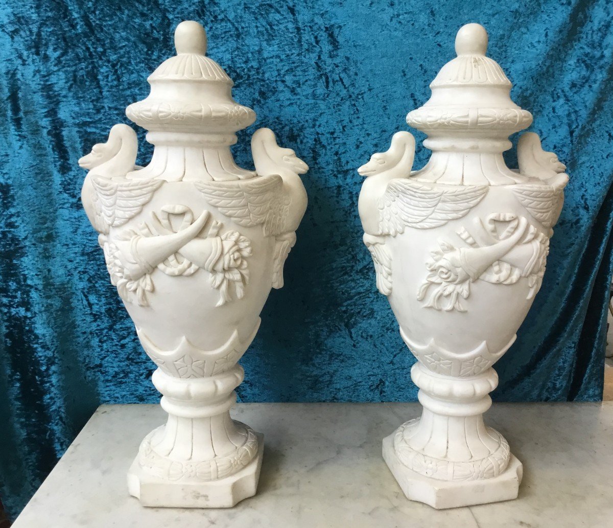 Paire de vases en marbre blanc