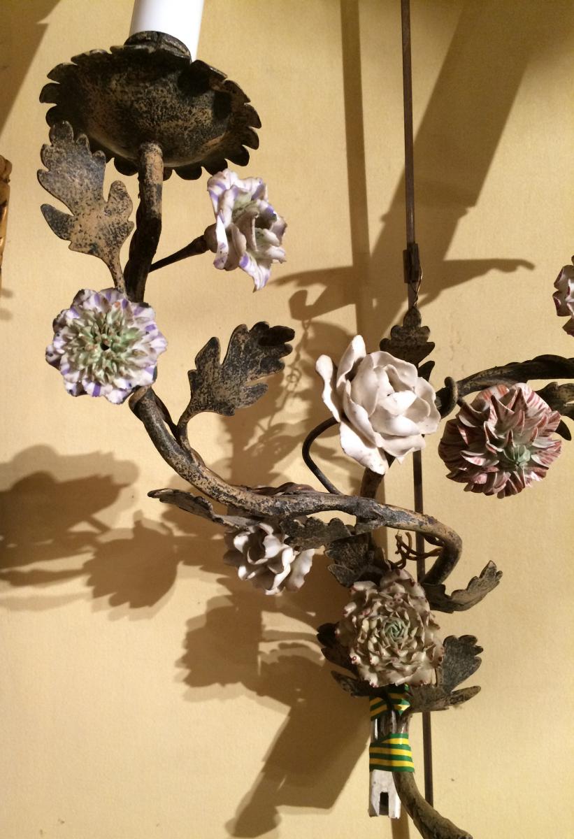 Paire d'appliques à décor de fleurs de porcelaine, 19°s
