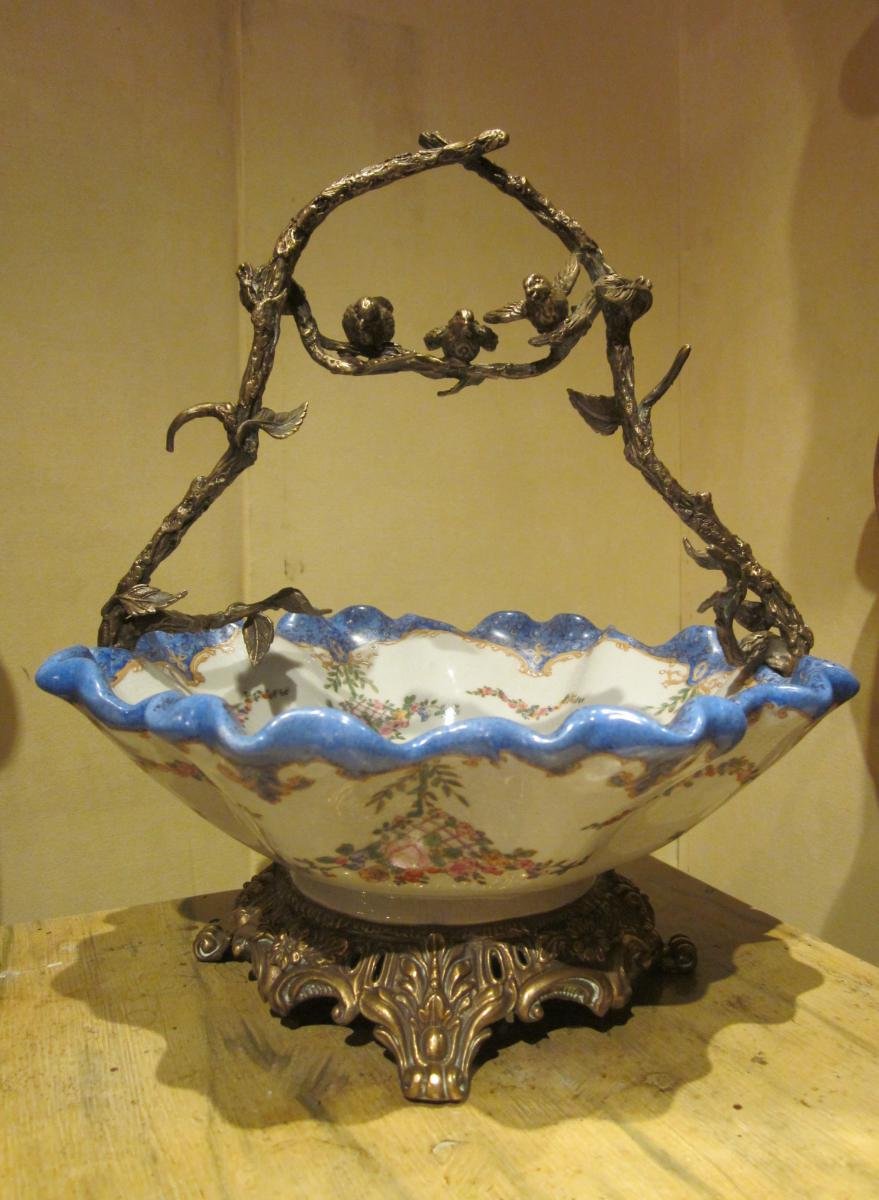 Coupe en faïence, monture à décor d'oiseaux