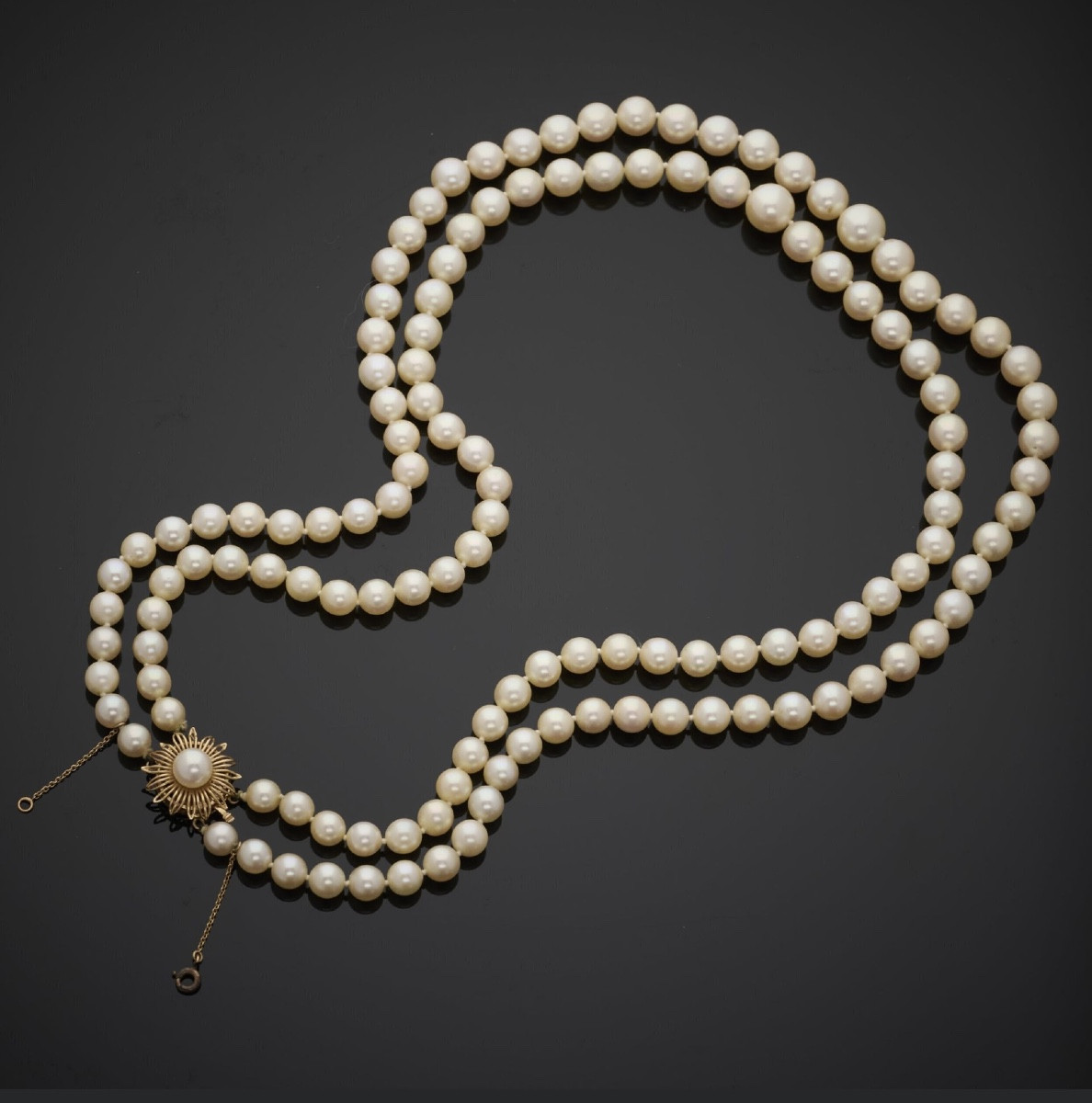 COLLIER DOUBLE RANGS 132 PERLES DE CULTURE FERMOIR FLEUR EN OR 18K 48 CM 1968