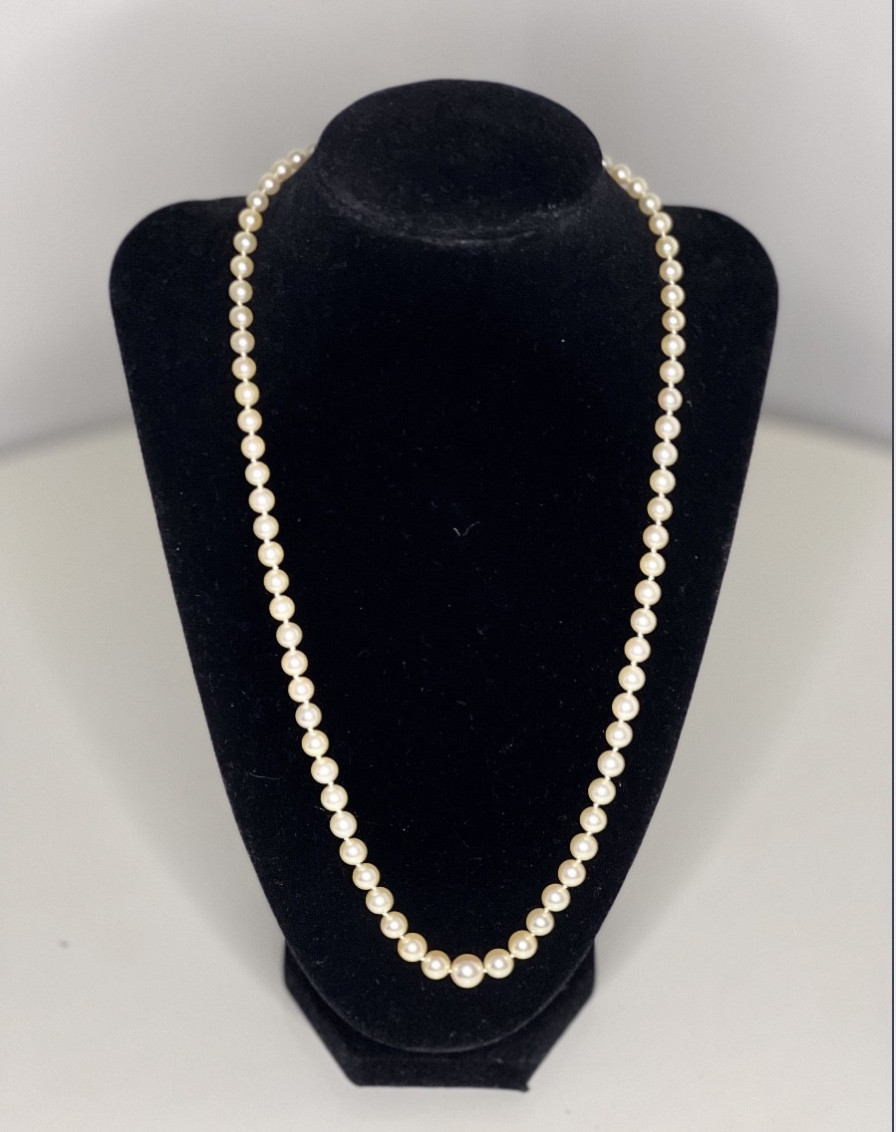 Art Deco Necklace 77 Cultured Pearls In Drop Gold Clasp And Diamonds 55 Cm