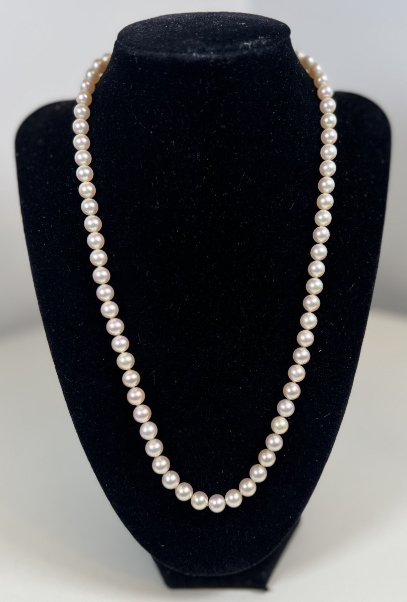 MIKIMOTO Collier 71 perles de culture blanche AKOYA fermoir or 18k 52 cm