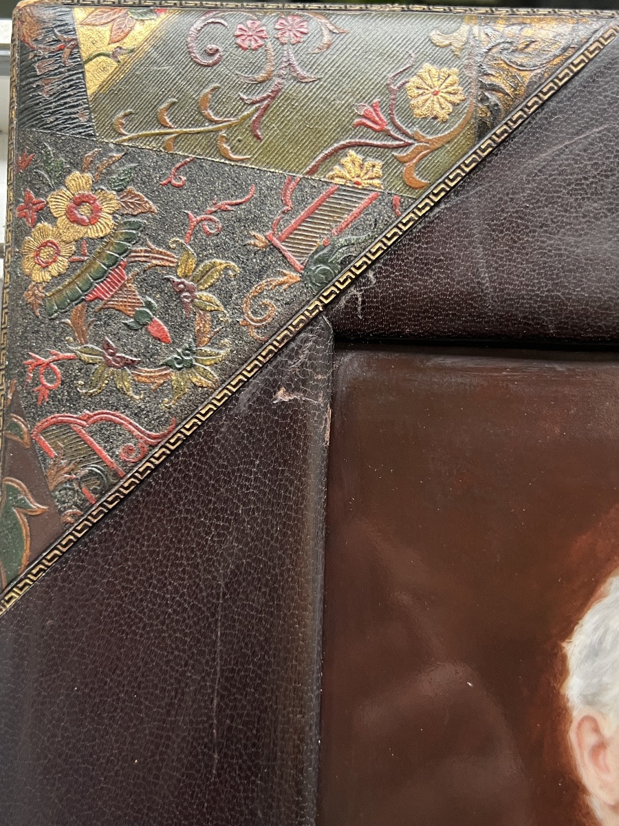 Plaque porcelaine de Sèvres cadre en cuir art nouveau Amélia Roulleau 19 eme portrait homme -photo-4