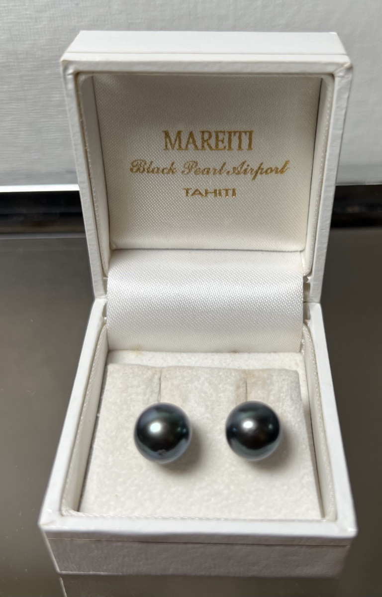 Pair Of Tahitian Pearl Earrings With 18k Gold Setting-photo-2