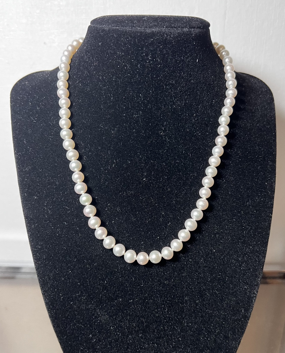 Choker Necklace With 64 White Cultured Pearls And A 750/1000 Gold Clasp, 42 Cm