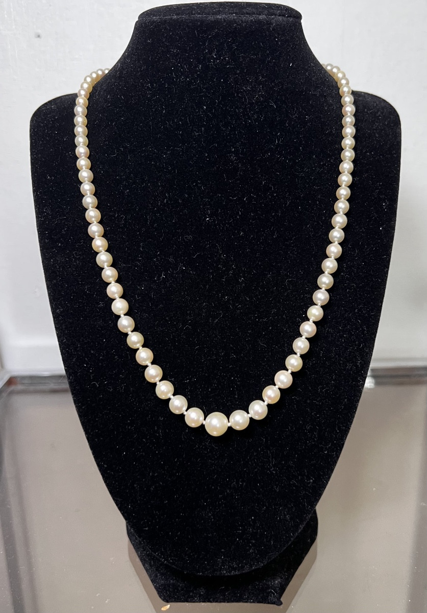 Necklace With 81 Graduated Cultured Pearls, 18k Gold Clasp, 52 Cm