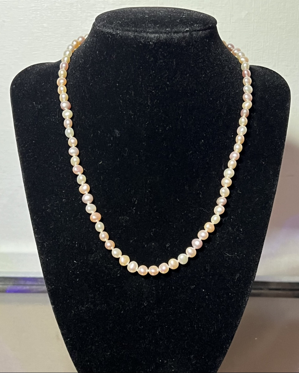 Necklace With 77 Cultured Pearls, 45 Cm Length, 18k Gold Clasp